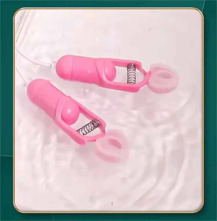 kep-nguc-galaku-nipple-clamps-7 Trang bị bên trong là động cơ rung siêu mạnh mẽ với 10 đợt rung khác nhau thỏa sức lựa chọn sẽ tạo nên những cuộc yêu thú vị sắp tới. Với 10 chế độ rung mạnh mẽ nhưng khả năng chống ồn lại vô cùng tuyệt vời kích thích đầu ti khiến các chị em phải điên đảo, là sản phẩm phục vụ các chị em và giúp các anh tạo được điểm nhấn khi tặng nàng sản phẩm này vừa kích thích vùng ngực vừa khuấy đảo vùng dưới.